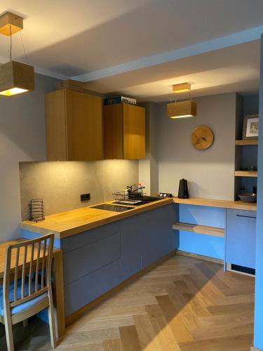 博赫尼亚Apartament Krakowska的厨房配有蓝色橱柜和台面