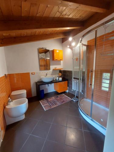 CampitelloCorte Ventaglio的浴室配有2个盥洗盆、卫生间和浴缸。