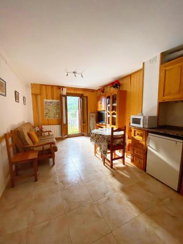 巴鲁尔拉Casa Joan 2Pax的厨房配有木制橱柜和桌椅