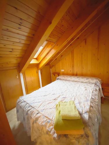 巴鲁尔拉Casa Joan 2Pax的木制客房内的一间卧室,配有一张床