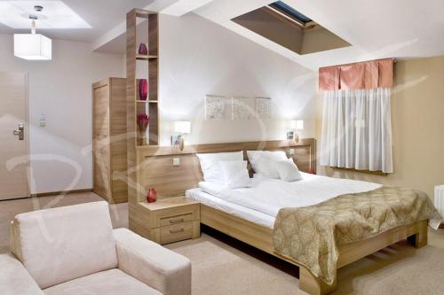 希隆斯克地区佩卡雷斯塔拉卡梅尼察酒店的一间卧室配有一张床、一张沙发和一把椅子