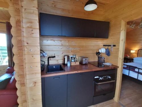 BreakishSkye Coorie Cabin的小木屋内的厨房,配有水槽