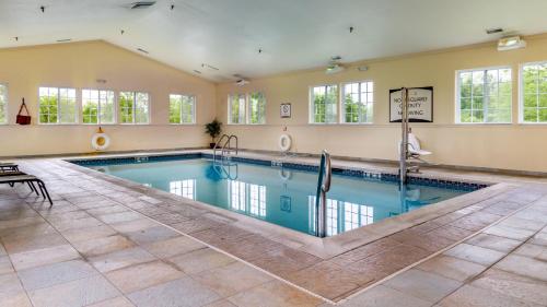 Royersford费城福吉谷422斯代布里奇套房酒店的大型客房带窗户,设有大型游泳池