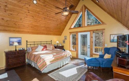 普雷斯科特Chalet 5 Aspens, Your Exclusive High Country Escape的一间卧室设有一张床和木制天花板