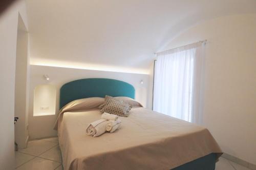米诺利La Piazzetta by Amalfi Dreams的卧室里设有一张床,上面有一只动物