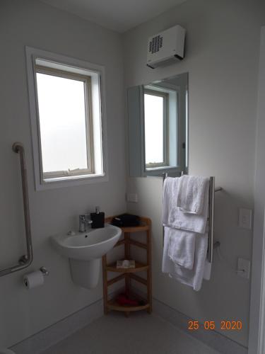 克伦威尔Lodges On Pearson Unit 1的白色的浴室设有水槽和镜子