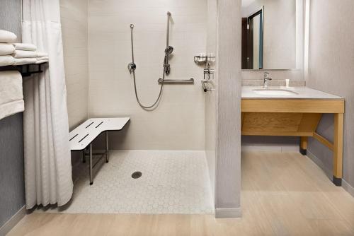 默夫里斯伯勒Hyatt Place Murfreesboro的带淋浴和盥洗盆的浴室