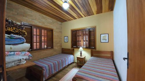 维奥康德马奥Encanto da Pedra的小房间设有床和窗户