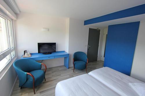 沙拉维内博尔里维格公寓酒店的一间带床和两把椅子的房间以及一台电视