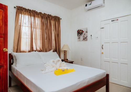 蓬塔戈尔达Wanigi Guesthouse的一间卧室配有一张黄色毛巾的床