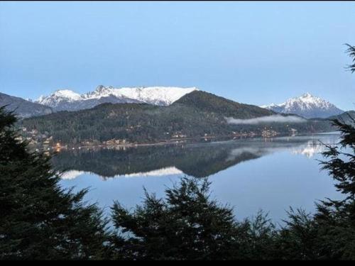 圣卡洛斯-德巴里洛切Albanta casa con costa en Bariloche的享有带雪覆盖山脉的湖泊美景。