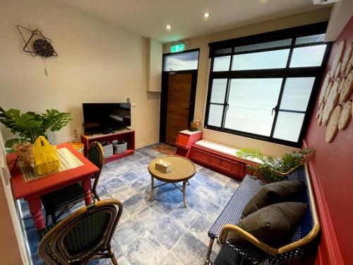 台南三田包棟旅宿MITA Inn的带沙发和电视的客厅