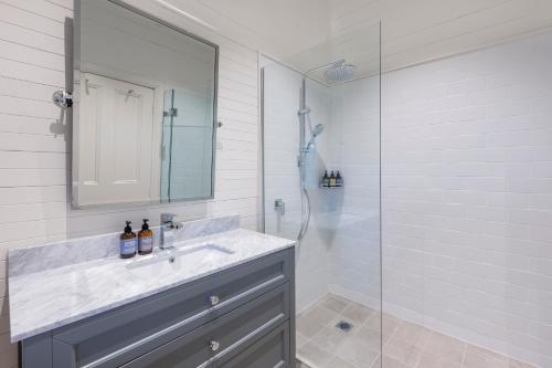 波高尔宾Spicers Guesthouse的一间带水槽和玻璃淋浴的浴室