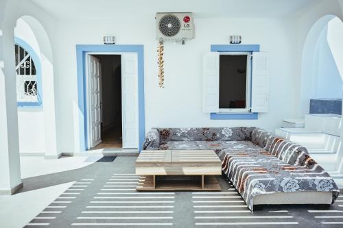 莫诺利索斯Villa Kocis的客厅配有沙发和桌子