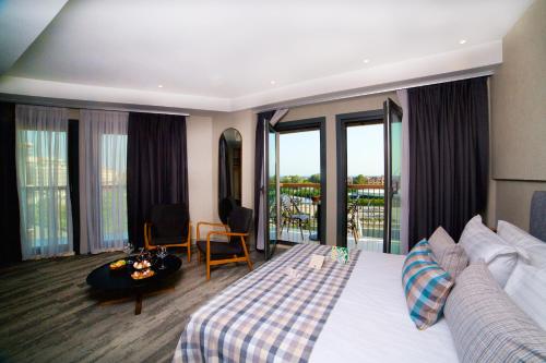 伊斯坦布尔Dosso Dossi Hotels Yenikapı的酒店客房设有一张床和一个阳台。