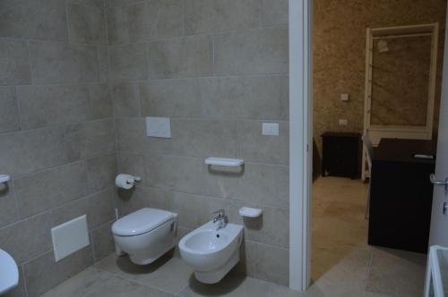 普罗斯西托角B&B Poseidon的一间带卫生间和水槽的浴室