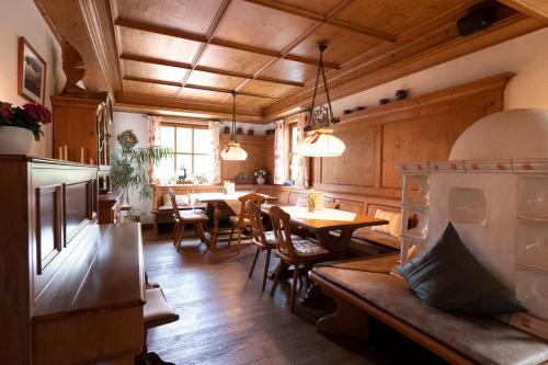 上施陶芬Hotel Allgäuer Hof的厨房以及带桌椅的用餐室。