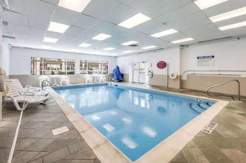 波基普西Quality Inn Poughkeepsie的医院里的一个游泳池,有椅子