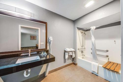 圣安东尼奥医学中心品质酒店的一间带水槽、浴缸和镜子的浴室
