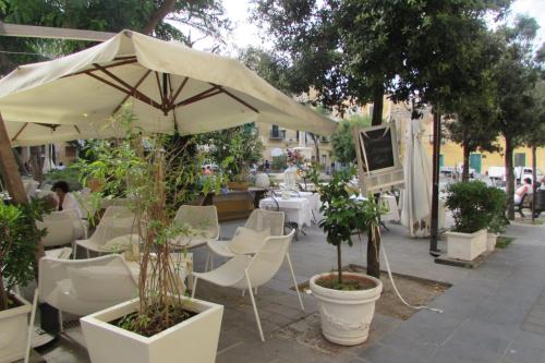文托泰内Mareluna Casa Del Mare的一间带桌椅和遮阳伞的餐厅