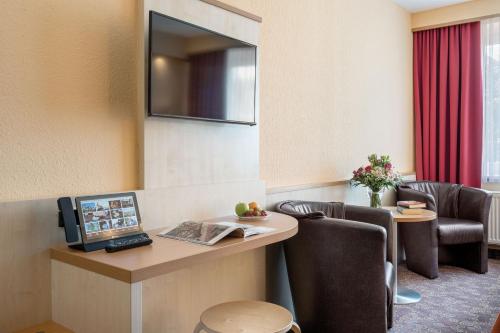 奥伯霍夫奥伯霍夫斯驰洛斯伯格酒店的酒店客房配有书桌、电脑和椅子