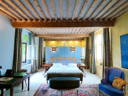 索尔格河畔利勒阿提秀酒店的一间卧室设有一张床和蓝色的墙壁