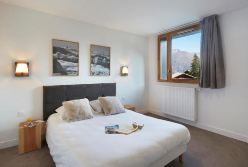 莱德萨阿尔卑斯Résidence Néméa Le Hameau - Les Deux Alpes的卧室配有一张大白色床和窗户