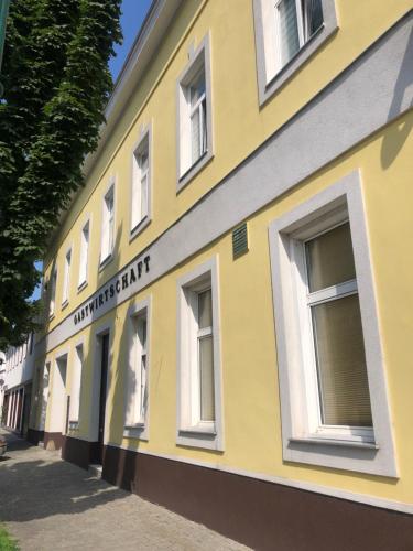 维也纳Wohnung in Wien的街道上一座黄色建筑,设有白色窗户