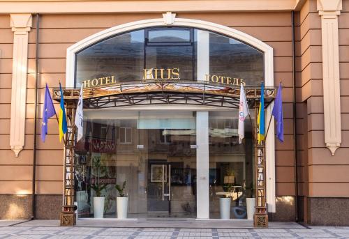 利沃夫Rius Hotel Lviv的窗户上悬挂着旗帜的商店入口