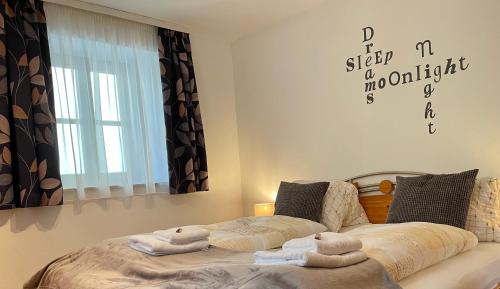 安纳贝格-伦格茨Apartment Krämerhaus Annaberg, Dachstein West的一间卧室配有带毛巾的床