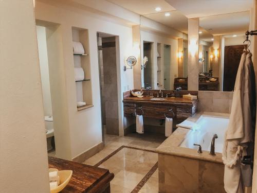 圣何塞德尔卡沃Marquis Los Cabos, an All - Inclusive, Adults - Only & No Timeshare Resort的带浴缸和盥洗盆的大浴室