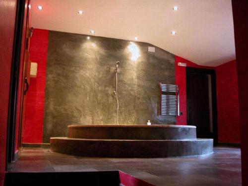 巴尔罗马内斯拉玛西亚韦斯达艾尔摩酒店的一间位于客房角落的带淋浴的浴室