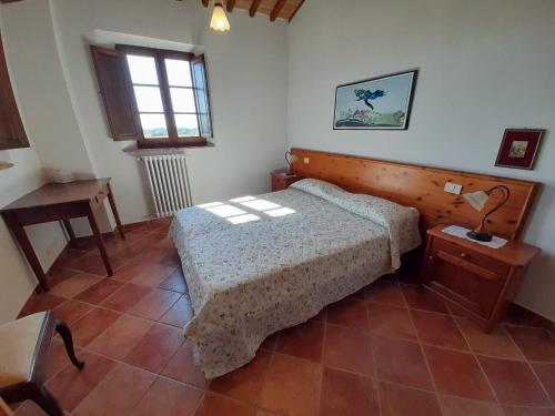 阿夏诺Borgo Beccanella的一间卧室配有一张床、一张桌子和一个窗户。