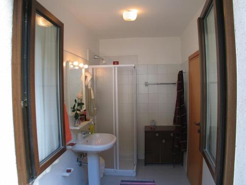 奇萨瓦玛兰科拉兰泰尔纳酒店的浴室配有白色水槽和淋浴。