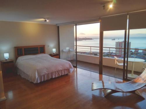 瓦尔帕莱索Alluring View at Valparaiso departamento的一间卧室配有一张床,享有海景