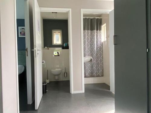 巴勒哈姆斯泰德't Schouws Uusje的白色的浴室设有卫生间和水槽。