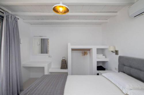ArnadosVilla Leonora Tinos的白色的卧室设有床和窗户