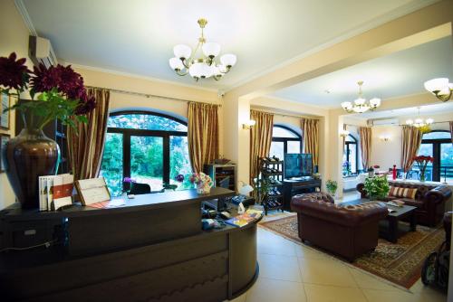 布拉索夫盆苏尼托斯卡纳旅馆的客厅配有沙发和桌子