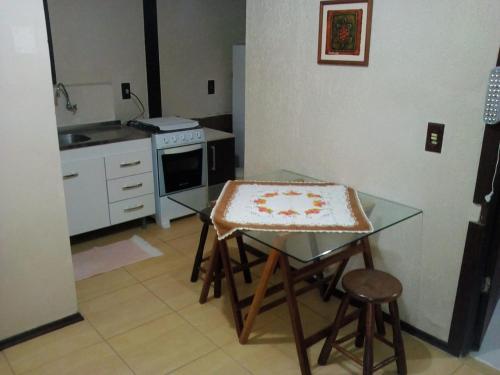 瓜尔达恩巴Nalua Guest House的一个带桌子和台面的小厨房