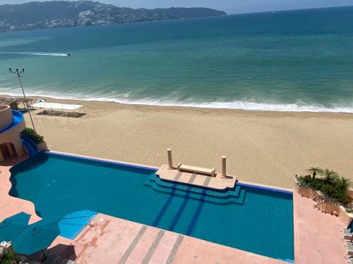 Comfortable Beachfront apartment in Acapulco内部或周边泳池景观