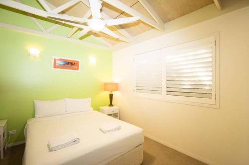 波因特卢考特BEACHBREAK - 100m to beach - sleeps 6的卧室配有白色的床和窗户。