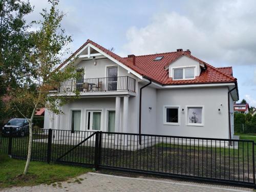 斯图托沃Cicha 3的白色的房子,有红色的屋顶和黑色的围栏