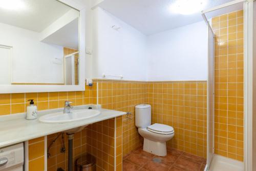 多列毛利诺斯Apartamento Beramendi的一间带卫生间和水槽的浴室