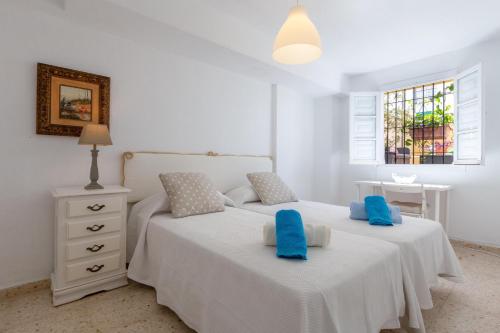 多列毛利诺斯Apartamento Beramendi的一间卧室设有两张床、一张桌子和一个窗口