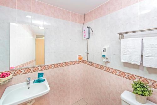 新加坡Hotel 81 Lucky的一间带水槽、卫生间和镜子的浴室