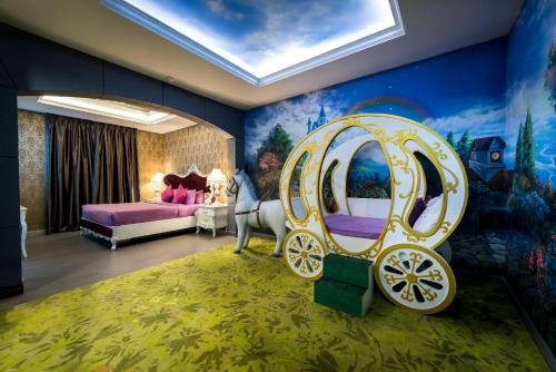 吉隆坡Maison Boutique Theme Hotel Kuala Lumpur by Swing & Pillows的一间带床和马车的卧室