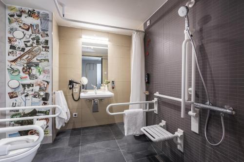 慕尼黑the niu Brass的带淋浴、卫生间和盥洗盆的浴室