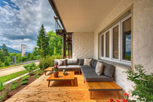 上施陶芬阿尔高全景酒店的一个带沙发和桌子的庭院和一个窗口