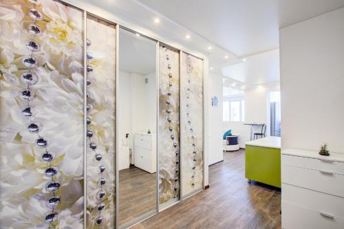 沃罗涅什Royal Park Заселение Дистанционно的花卉玻璃门墙的房间
