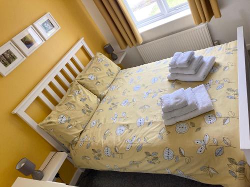 WinfortonThe Sun B&B Rooms的一间小卧室,配有带毛巾的床